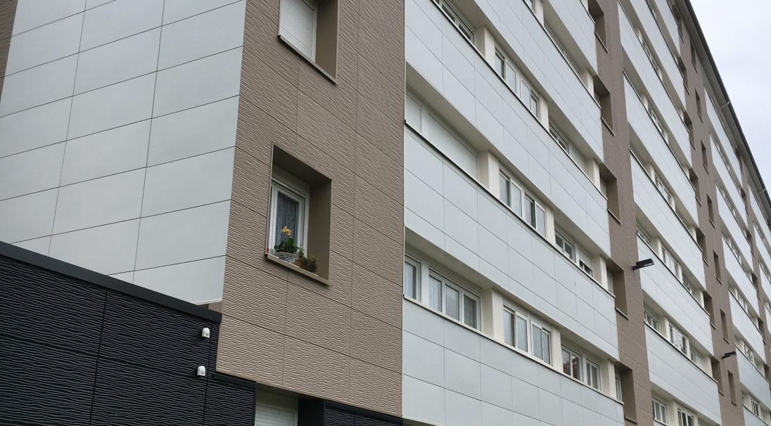 Fassade Les Gayeules Wohngebäude (Rennes) - Verkleidung mit oder ohne Unterkonstruktion (VmU & VoU)