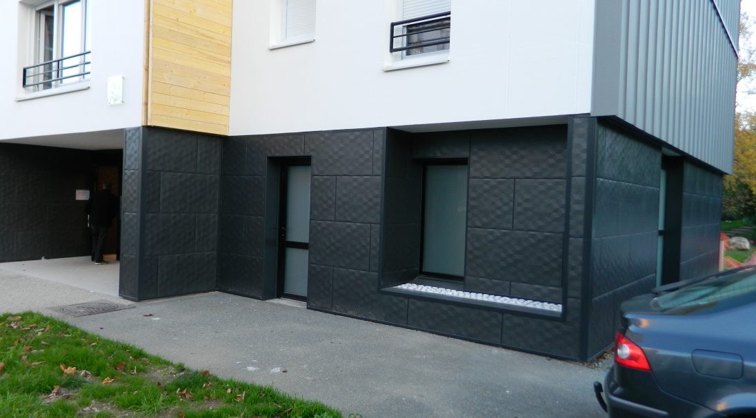 Standort: Lorient (Frankreich), 
Art des Projekts: Renovierung, 
Montageart: Verkleidung ohne Unterkonstruktion (VoU), 
Oberfläche: PIXEL
