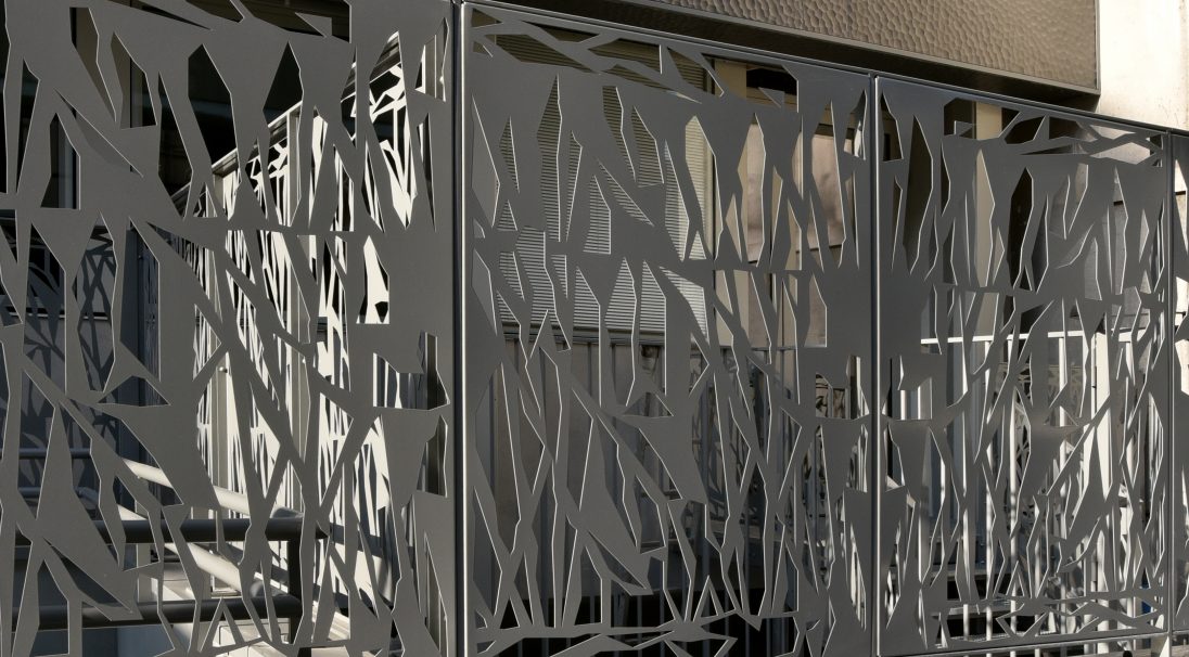 Standort: Paris (Frankreich), 
Architekt: Cabinet Triade, 
Art des Projekts: Sanierung, 
Montageart: Verkleidung mit Unterkonstruktion (VmU), 
Oberfläche: MOON
