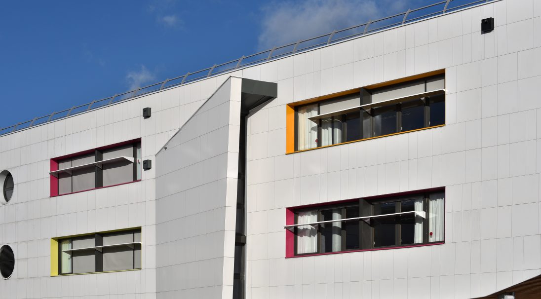 Fassade Chevilly-Larue Mittelschule, Verkleidung mit Unterkonstruktion (VmU)