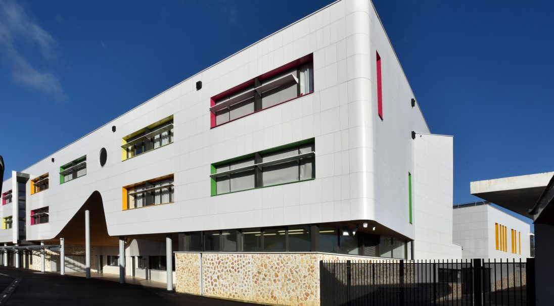 Fassade Chevilly-Larue Mittelschule, Verkleidung mit Unterkonstruktion (VmU)