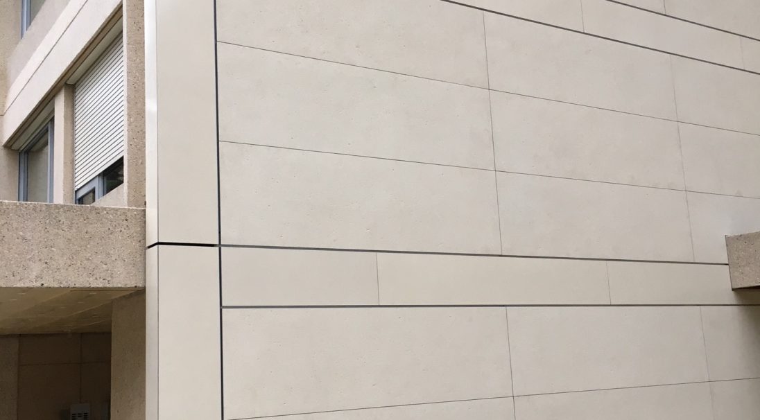 CAREA FASSADE - Referenzbeispiel: Fassade der "rue Moillebeau" Wohngebäude, Geneva, Schweiz - Verkleidung mit Unterkonstruktion (VmU). Entdecken Sie unsere anderen Leistungen von Wohngebäuden.