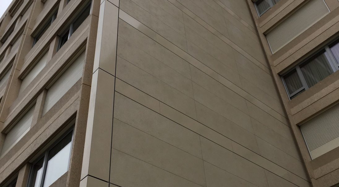 CAREA FASSADE - Referenzbeispiel: Fassade der "rue Moillebeau" Wohngebäude, Geneva, Schweiz - Verkleidung mit Unterkonstruktion (VmU). Entdecken Sie unsere anderen Leistungen von Wohngebäuden.