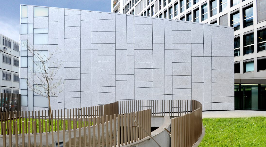 Standort: Paris (Frankreich), 
Architekt: F. Roux und E. Puzenat - 2/3/4/ Architecture, 
Art des Projekts: Neubau, 
Montageart: Verkleidung mit Unterkonstruktion (VmU), 
Oberfläche: PAPYRUS
