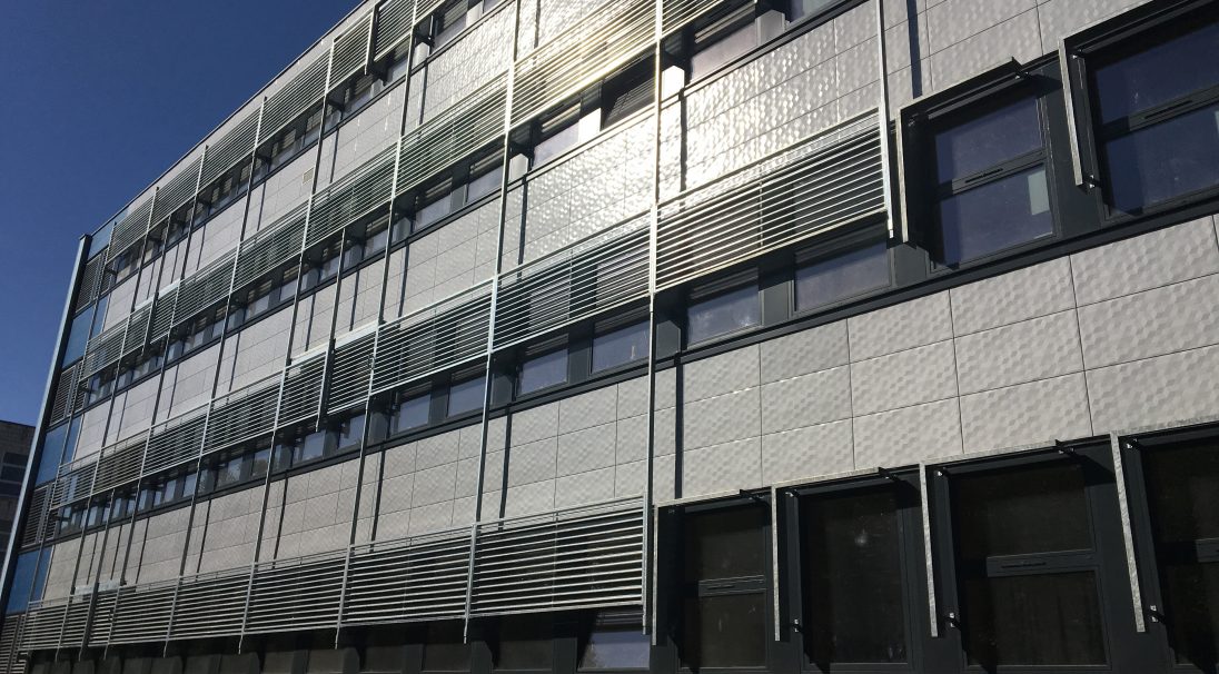 Fassade Poitiers Universität, Verkleidung ohne Unterkonstruktion (VoU)