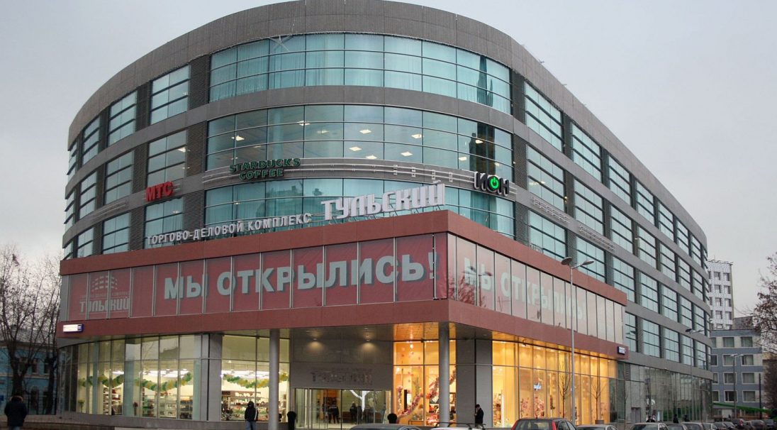 Fassade Einkaufszentrum, Tulsky (Russland), Verkleidung mit Unterkonstruktion (VmU), Fassadenverkleidungssortiment mit Einsätzen