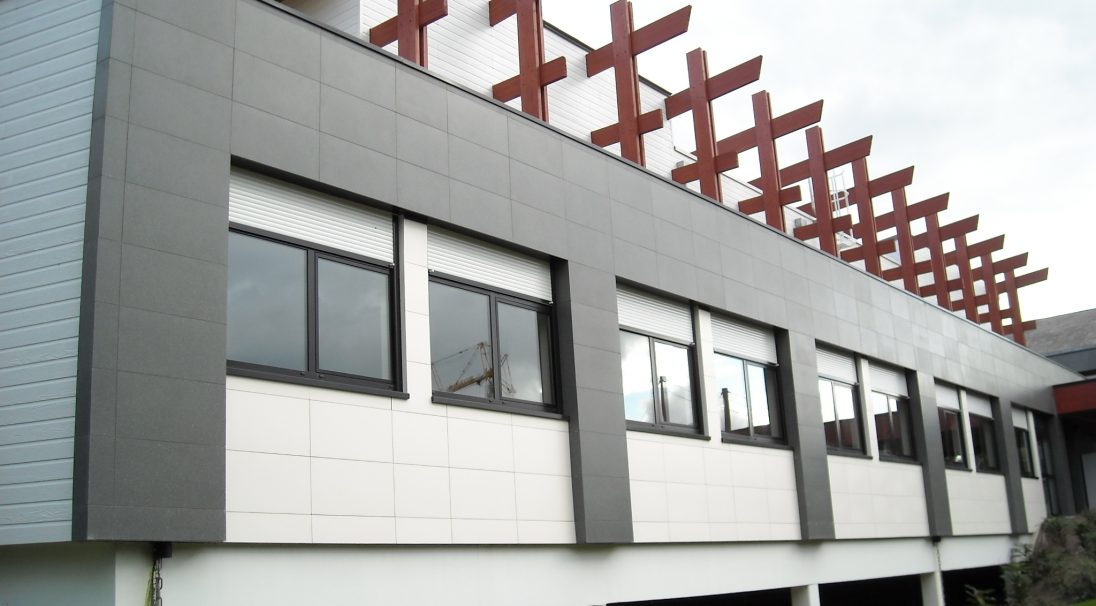 Fassade Val-d’Oudon Mittelschule, Verkleidung mit Unterkonstruktion (VmU), Fassadenverkleidungssortime