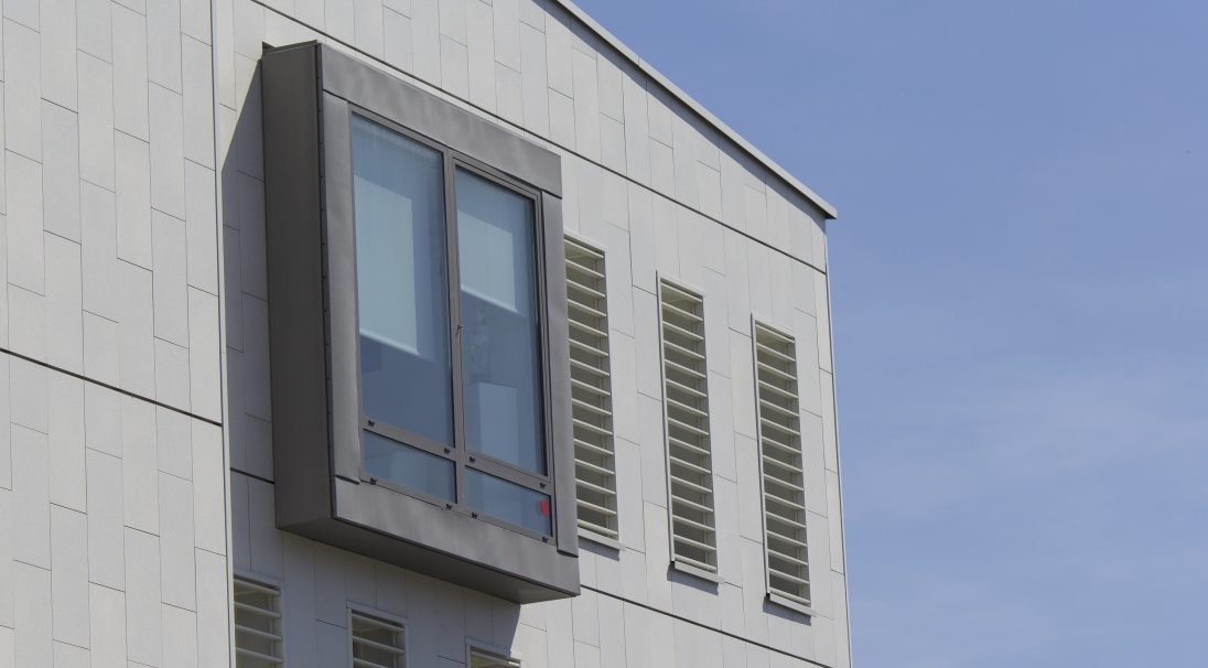 Fassade Delay Klinik, Dax - Verkleidung mit Unterkonstruktion (VmU), vertikale Verlegung
