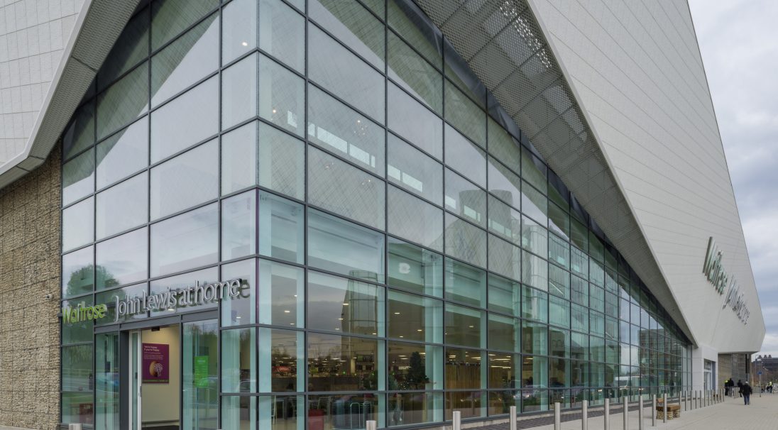 Fassade John Lewis Geschäft, Basingstoke (UK), Verkleidung mit Unterkonstruktion (VmU), Architekten: 3D Reid