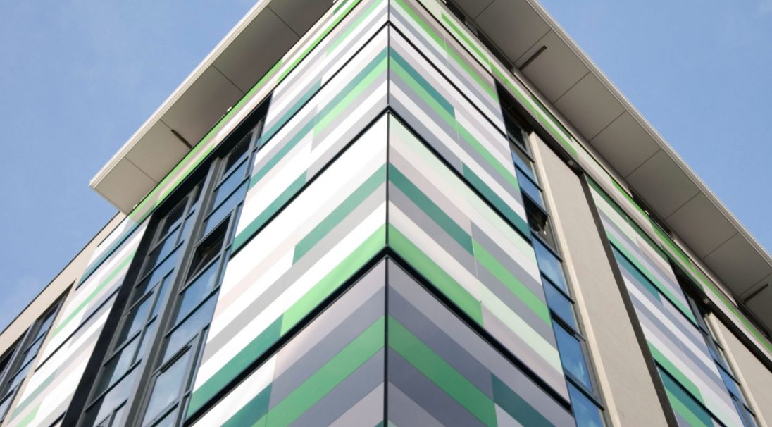 Standort: Birmingham (UK), 
Architekt: AEW Architects, 
Art des Projekts: Neubau, 
Montageart: Verkleidung mit Unterkonstruktion (VmU), 
Oberfläche: GLATT GLÄNZEND
