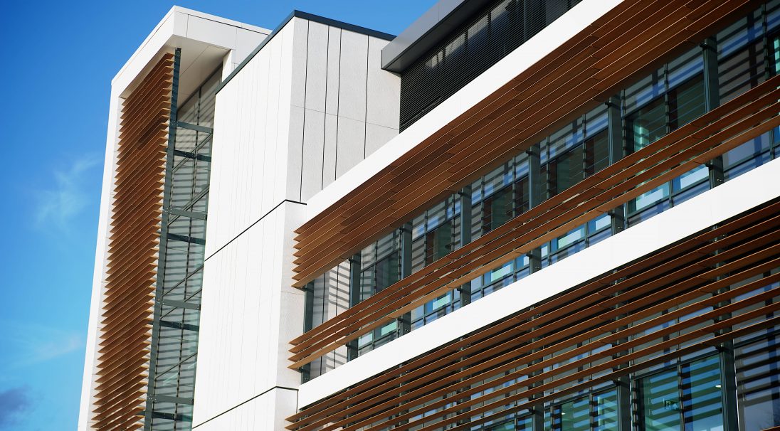 Fassade Spire Hospital, Manchester (UK), Verkleidung mit Unterkonstruktion (VmU), Halliday Meecham Architects