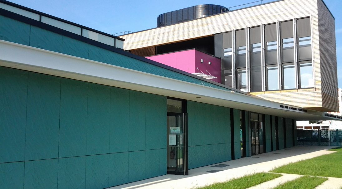 Fassade Albert Camus Schule (Villiers-sur-Marne), Verkleidung mit Unterkonstruktion (VmU), Fassadenverkleidungssortiment mit Einsätzen