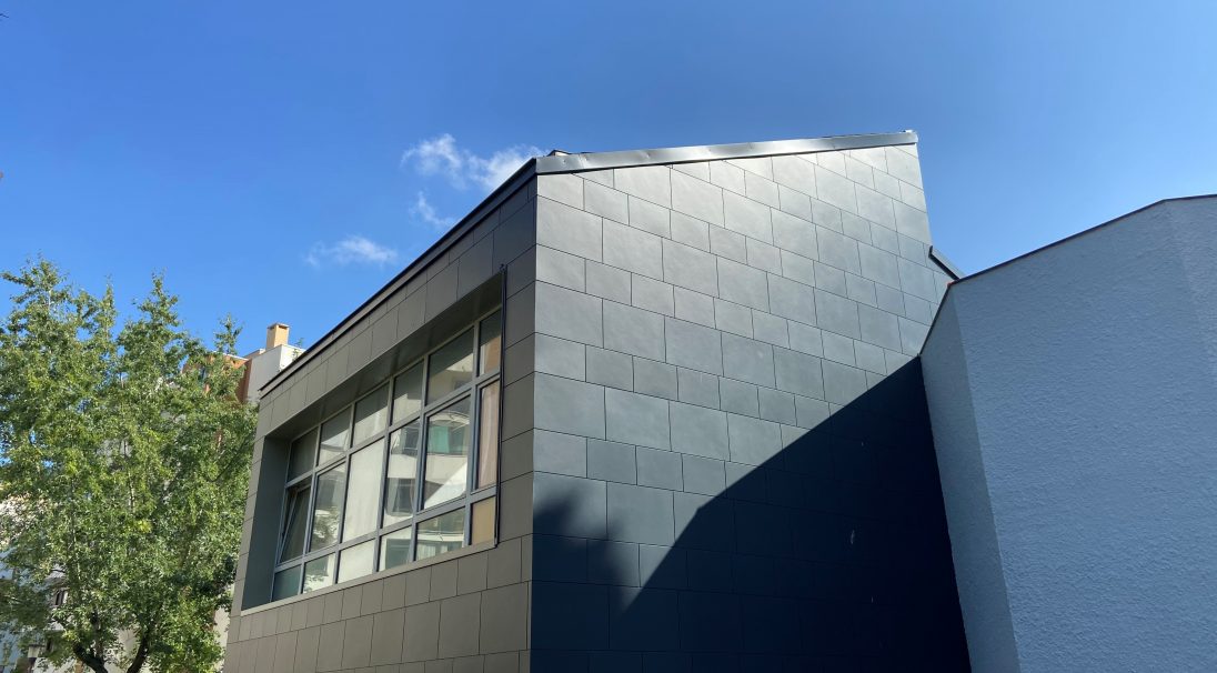 CAREA FACADE - Réalisation de la Façade de l'Ecole élémentaire, Nantes (44) - Bardage Sans Ossature (BSO)