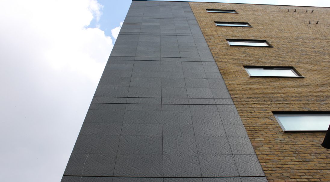 CAREA FACADE - Exemple de réalisations dans le Logement : Façade St. Georges Estate, Londres (UK). Bardage avec ossature (BAO) - Bardage avec ossature - aspect GRANITÉ.