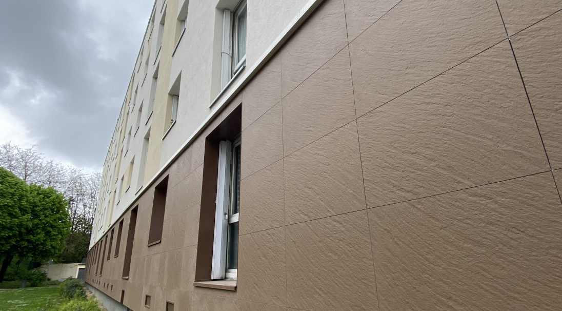 CAREA FACADE - Exemple de réalisations dans le Logement : Résidence du Bois Joly, Nanterre (92) - Bardage avec ossature - aspect minéral GRANITÉ.