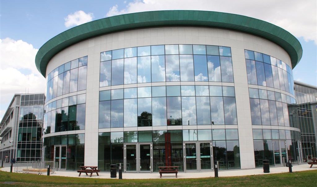 CAREA FASSADE - Northampton College (UK), Verkleidung mit Unterkonstruktion (VmU) - GLATT MATT (gerillten Verkleidungen)